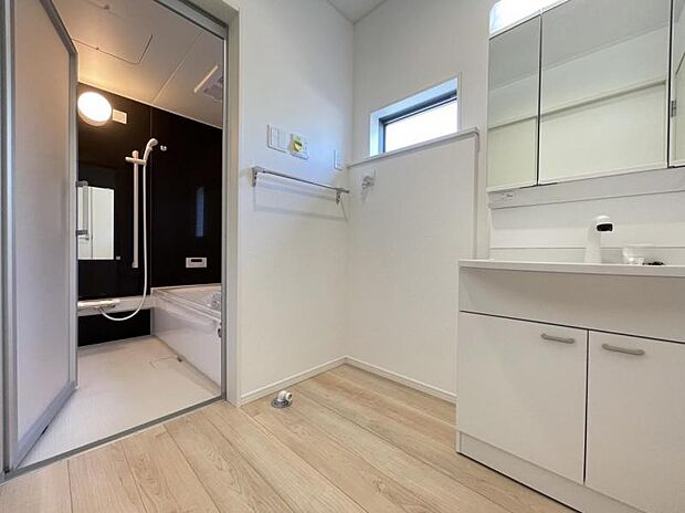 朝の準備・毎日の洗濯・帰宅後のお風呂と大活躍の洗面スペース。窓もあって風通りも良いので湿気がこもりにくい仕様^^