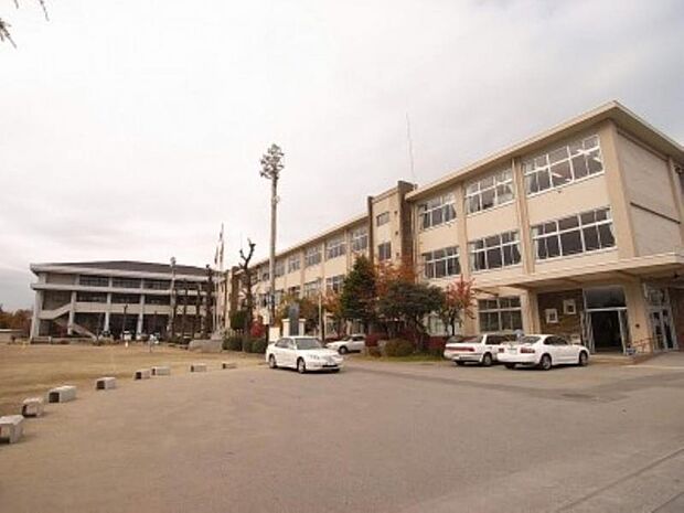 宮の原中学校 743m/徒歩10分、車2分