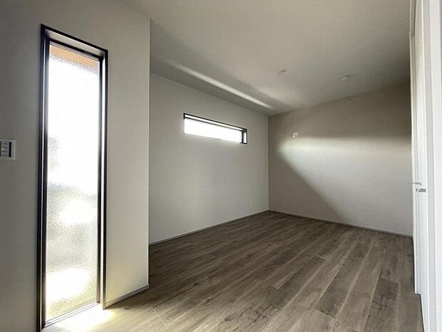 お部屋からバルコニーに出られるので、洗濯物や布団などをすぐ干せ取込みも楽にできます！