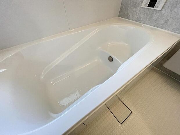 窓付きだから換気でカビ知らず！1坪の広々浴槽は、毎日のお掃除も足を伸ばしてラクに行えます。
