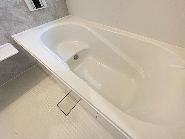 窓付きだから換気でカビ知らず！1坪の広々浴槽は、毎日のお掃除も足を伸ばしてラクに行えます。