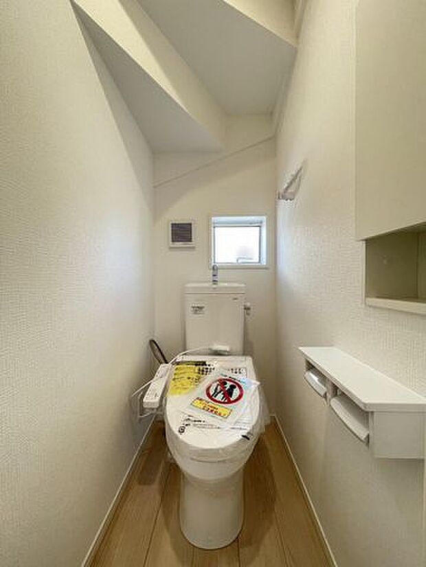窓を開けていつでも爽やかに換気!トイレットペーパーのストックを小棚に隠せば、生活感をサッと消せます。