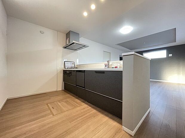 会話が弾むカウンターキッチン。下部は引き出し収納になっており、効率的な動線で毎日の料理が快適です。