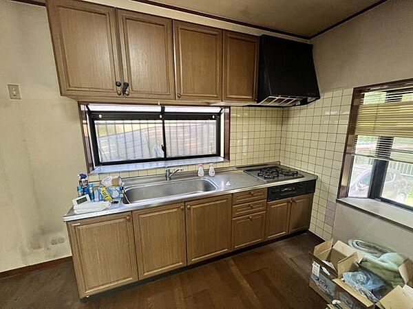 窓のある明るいキッチン。三口コンロは毎日の家事の味方です！