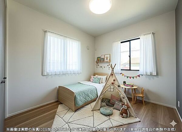全ての居室は2面採光となっており、一日を通して心地よい光と風を感じられます。各部屋に収納を備え、お子様の成長と共に増える荷物もすっきり。プライベートな時間も快適に過ごせます。