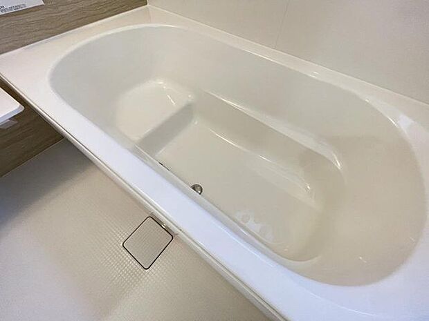 ゆったりと浸かれる1坪風呂を採用!1日の疲れを癒してくれる浴室は窓のある開放的な空間^^