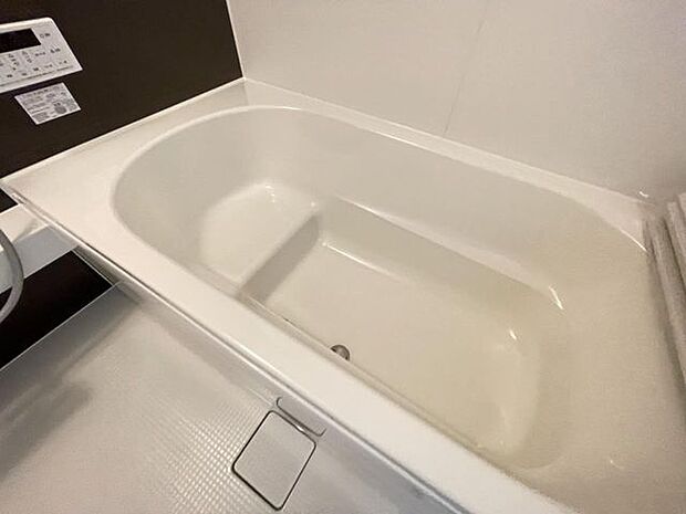 浴槽内はベンチ付きなので半身浴や親子一緒に入浴が楽しめます♪