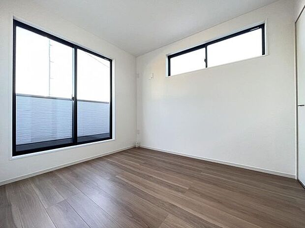 お部屋からバルコニーに出られるので洗濯物や布団などをすぐ干せ取込みも楽にできます!