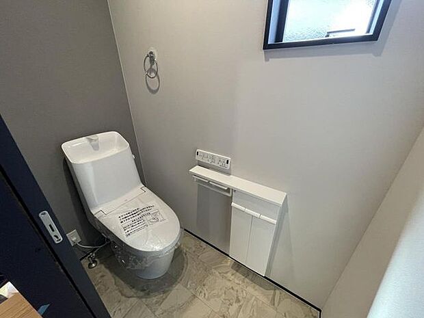 トイレットペーパーや掃除用品もスッキリ片付く収納スペース付きのトイレ!