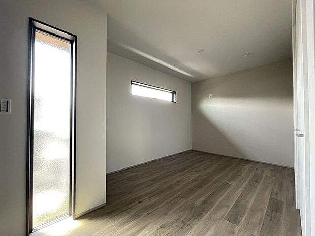 お部屋からバルコニーに出られるので、洗濯物や布団などをすぐ干せ取込みも楽にできます!