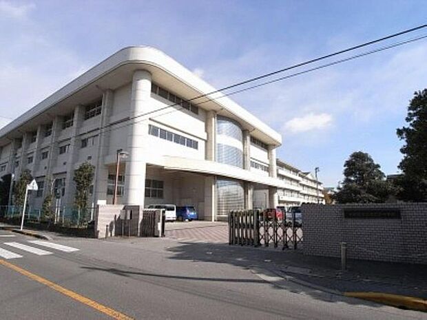 泉が丘中学校　618ｍ/徒歩8分、車2分 907m