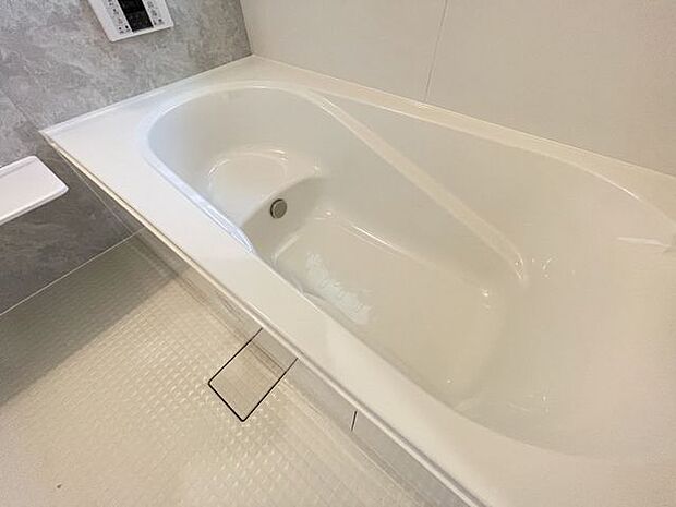 窓付きだから換気でカビ知らず！1坪の広々浴槽は、毎日のお掃除も足を伸ばしてラクに行えます。