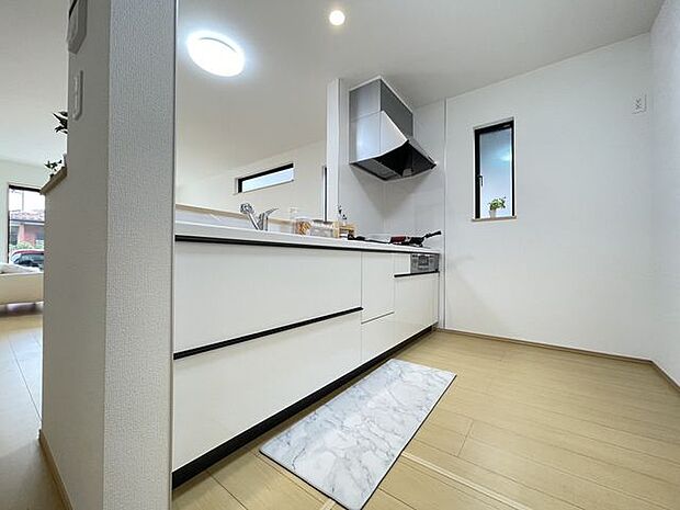 会話が弾むカウンターキッチン。下部は引き出し収納になっており、効率的な動線で毎日の料理が快適です。