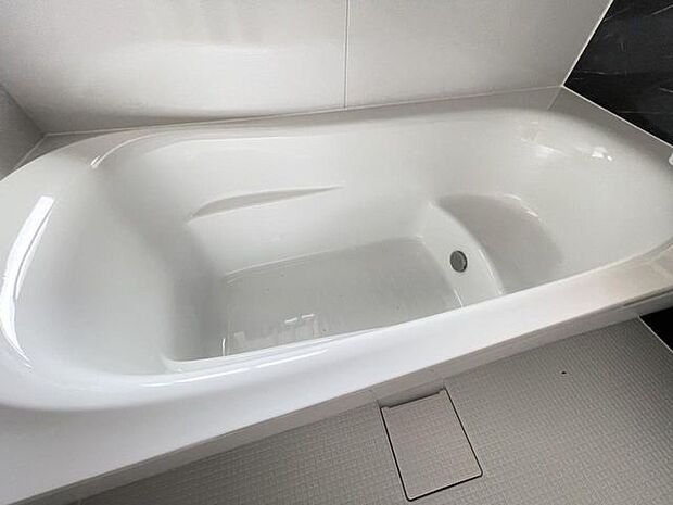 ゆったりと浸かれる1坪風呂を採用!1日の疲れを癒してくれる浴室は窓のある開放的な空間^^