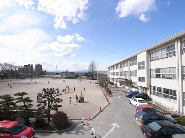 緑が丘小学校 1042m/徒歩14分、車3分