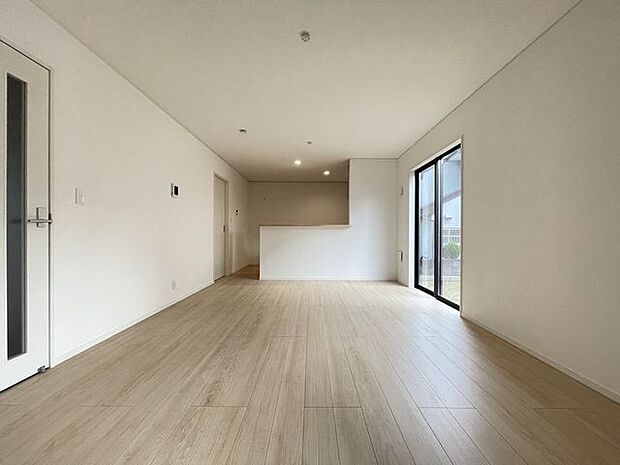 家族みんなが自然と集まり心地よい時間を分かち合う、明るく温もりに満ちた居心地のよい空間。