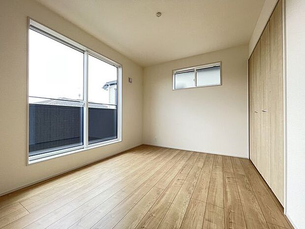 自分好みのインテリアを自由にレイアウトして楽しむ、すっきりとシンプルなお部屋。
