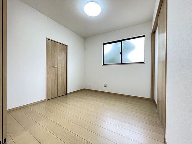リビングと一体感を持たせて開放的に使ったり、扉を閉めてプライベート空間にもできる便利な洋室。