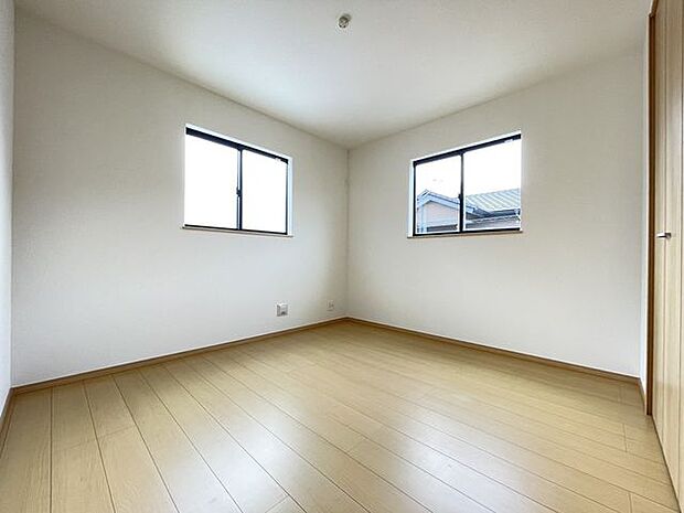 自分好みのインテリアを自由にレイアウトして楽しむ、すっきりとシンプルなお部屋。
