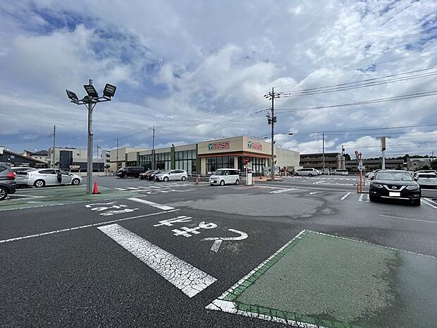 たいらやゆいの杜店 徒歩12分。 900m