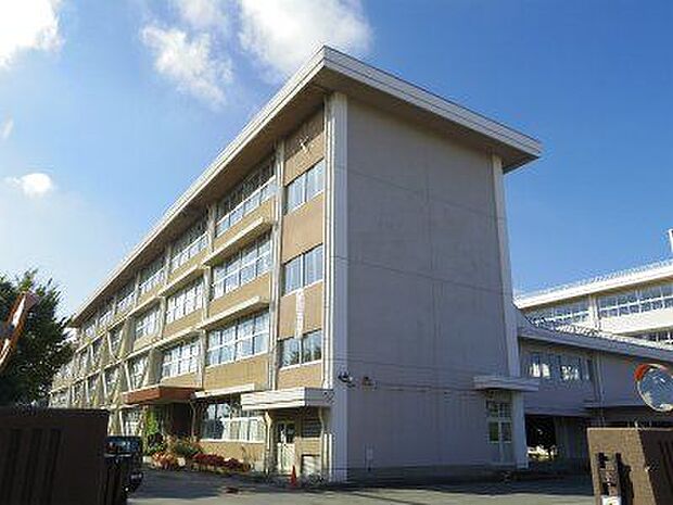 宇都宮市立姿川中学校 徒歩11分。 810m
