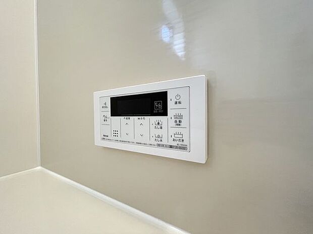 ボタンひとつでお湯張りや追い焚き、温度調整までしてくれる便利なオートバス機能付き!