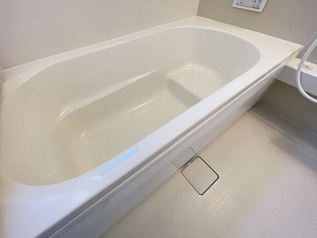 ゆったりと浸かれる1坪風呂を採用!1日の疲れを癒してくれる浴室は窓のある開放的な空間^^