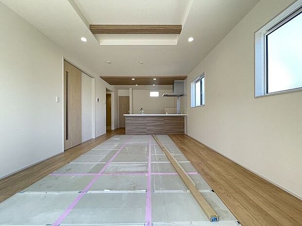 家族みんなが自然と集まり心地よい時間を分かち合う、明るく温もりに満ちた居心地のよい空間。