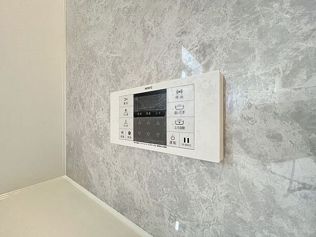 ボタンひとつでお湯張りや追い焚き、温度調整までしてくれる便利なオートバス機能付き!
