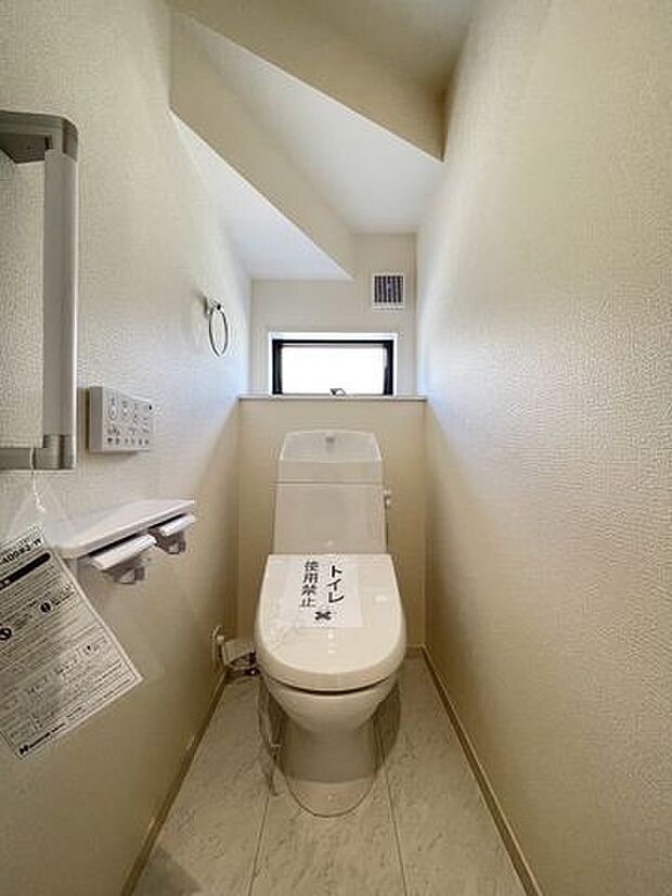 窓付きだからサッと換気できてニオイもこもらない!急な来客時も、いつでも清潔な空間で迎えられます。