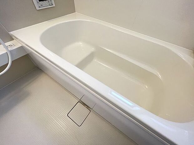 ゆったりと浸かれる1坪風呂を採用!1日の疲れを癒してくれる浴室は窓のある開放的な空間^^