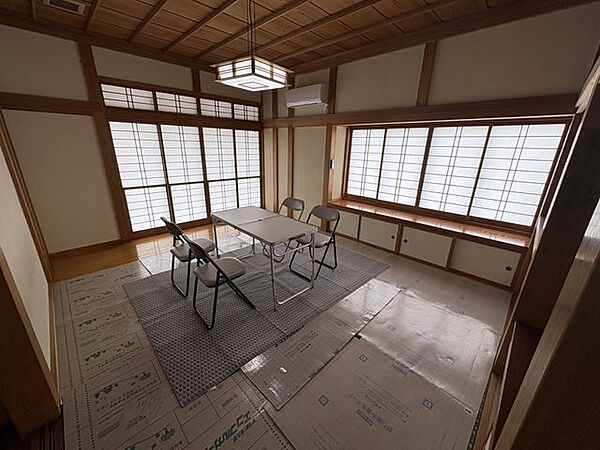 ゆとりある広さが心地よい開放感を演出し、家族みんなが思い思いの時間をゆったり楽しめる寛ぎの空間。