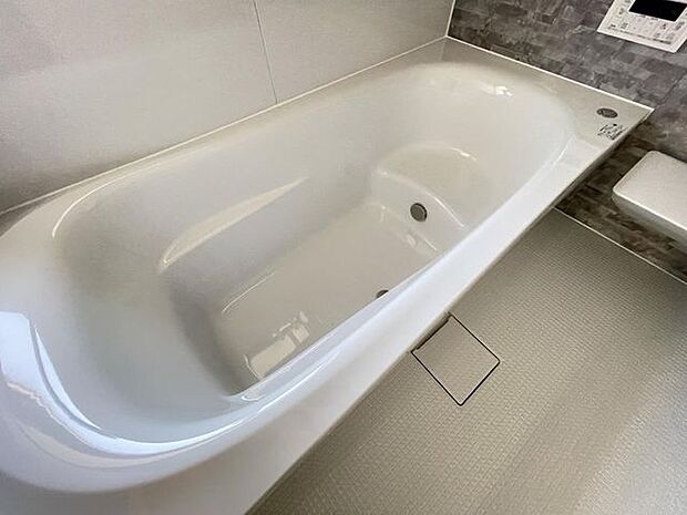 ゆったりと浸かれる1坪風呂を採用!1日の疲れを癒してくれる浴室は窓のある開放的な空間^^