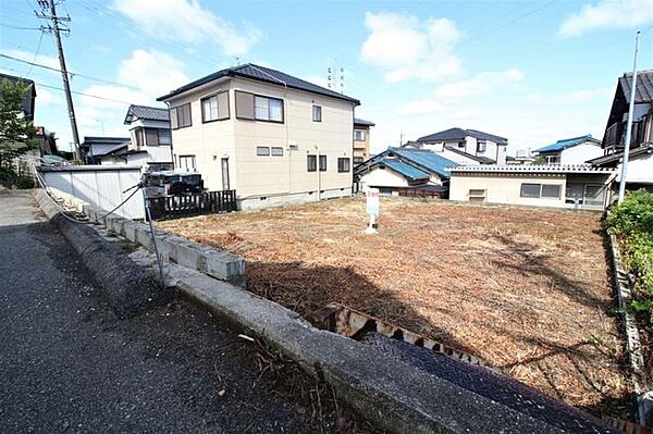 裏の見晴らしがよく、日当たりも良好です！周辺環境も充実していて、八十塚保育園まで徒歩約8分。子育てもしやすい環境です。