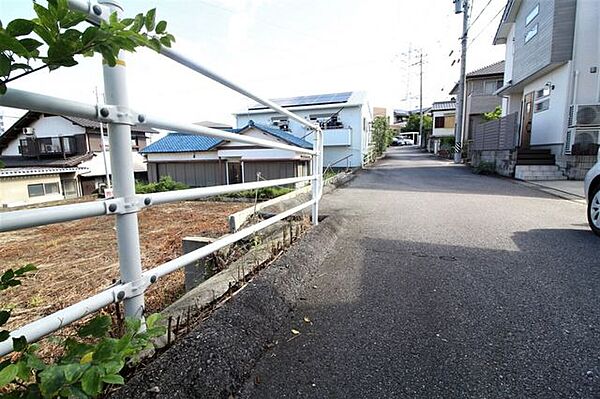 ＊前面道路＊交通量が少ないこちらの道路道幅は約5.8メートル。すれ違いもできる広さなので運転も安心ですね。