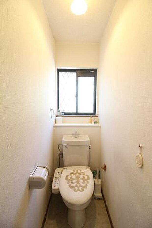 1・2階にトイレがございます♪窓があり、換気ができるのも嬉しいポイントです！