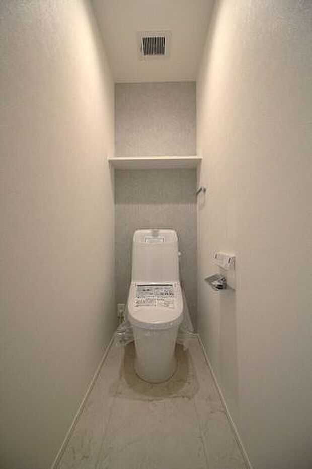 ＊1階トイレ＊ウォシュレット付きのトイレです。アクセントクロスもお洒落です！
