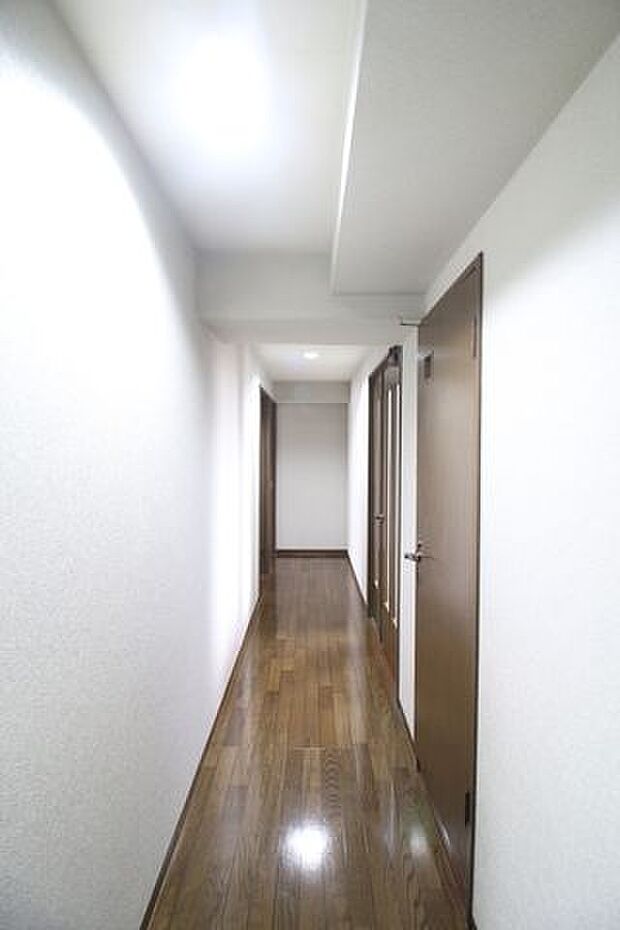 玄関からのびる廊下。各部屋が密着せず、プライバシーが確保しやすいです。