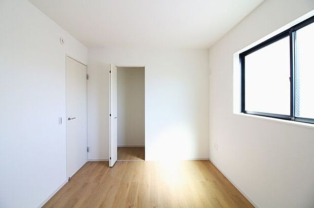 ＊6帖洋室＊白色を基調とした清潔感のある明るいお部屋です。窓からは光が差し込み、毎朝気持ちよく目覚めることができそうですね。