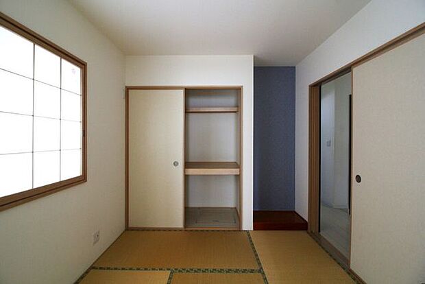 ＊4.5帖和室＊廊下からもリビングからも出入りが可能な和室です。来客時には客間としてもご利用いただけそうです。