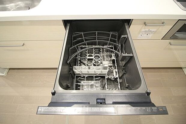 食器洗浄付きの便利なキッチンです。毎日の家事の負担を減らすことができるので、ご家族との時間を作っていただけます。