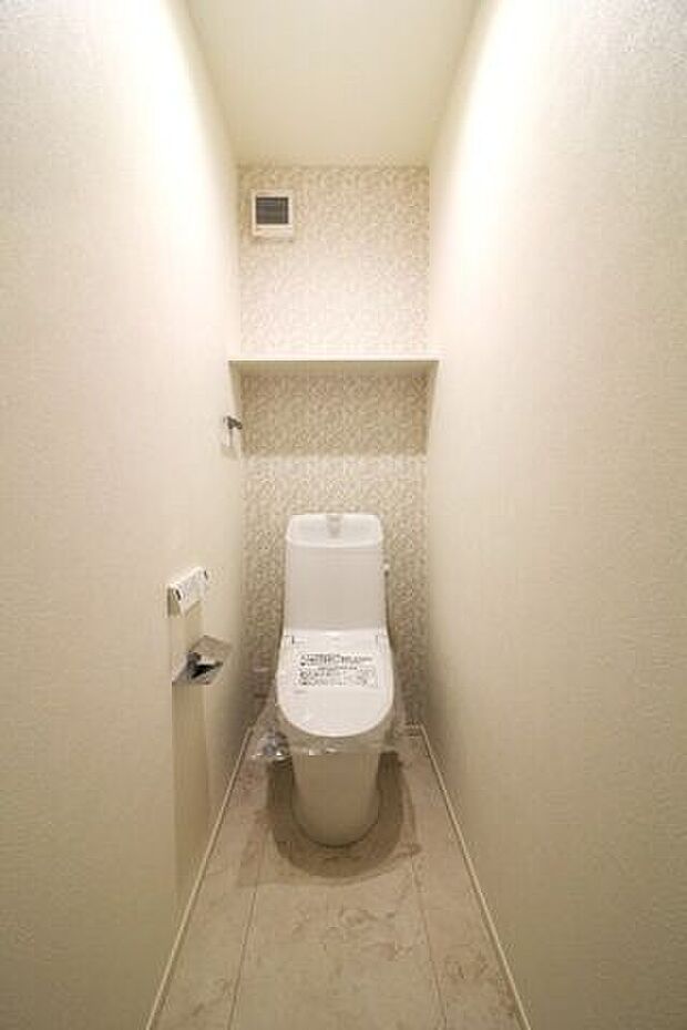 ＊1階トイレ＊トイレにくぼみ部分とフチがないためお掃除がしやすいトイレです。大切な水を無駄なく賢く節水します。