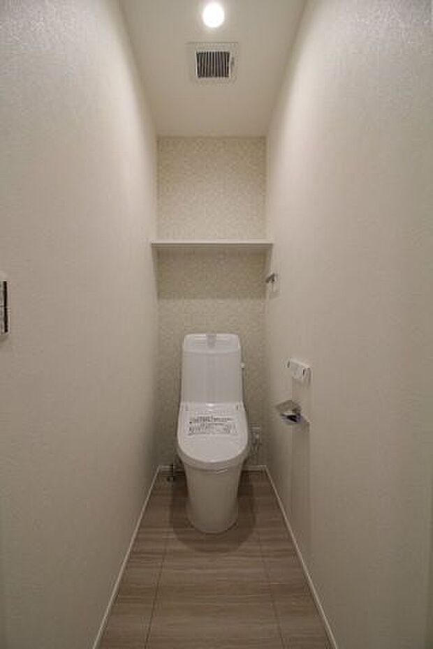 ＊1階トイレ＊トイレにくぼみ部分とフチがないためお掃除がしやすいトイレです。大切な水を無駄なく賢く節水します。