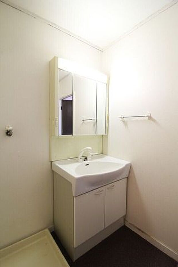 三面鏡付洗面化粧台。洗面台のミラー裏には収納スペースがたくさん！鏡を閉めることができるので歯ブラシも衛生的に保管できます。