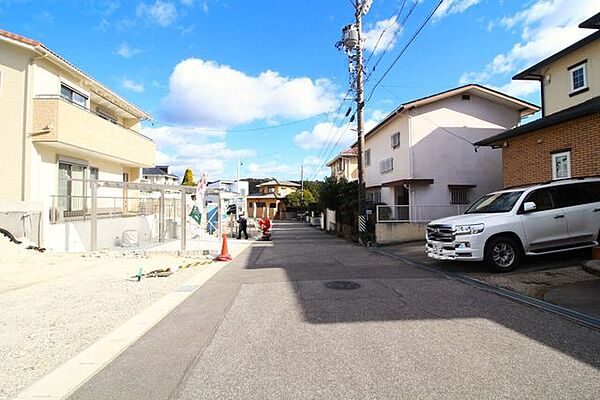 前面道路幅員約6ｍ！対向車が来てもすれ違える十分な広さがあります。しっかりと整備されている道路のため安全です。