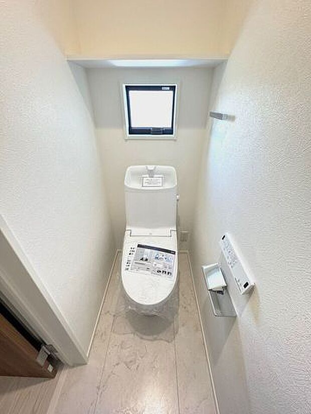 ＊2階トイレ＊清潔感のある明るいお手洗いです。小窓がついていて換気ができるので、嫌な臭いをこもらせません！