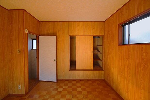＊2階洋室＊広々とした洋室で、家具を置いても十分なスペースがございます。ゆったりとお過ごしいただけそうです。