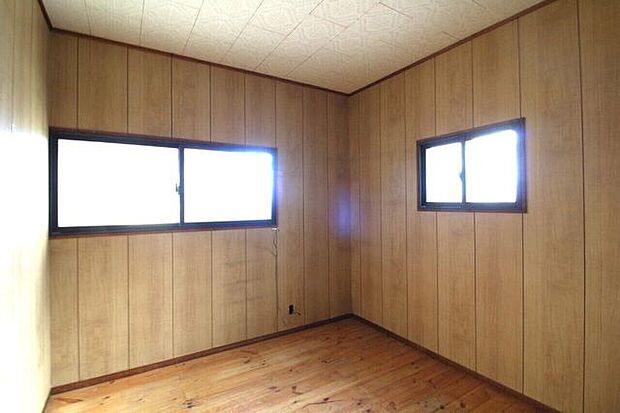 広い納戸がとても嬉しいですね。家具を置いてもしっかりとしたスペースを保つことができたくさんの収納ができるのでお部屋をすっきり維持できそうですね。