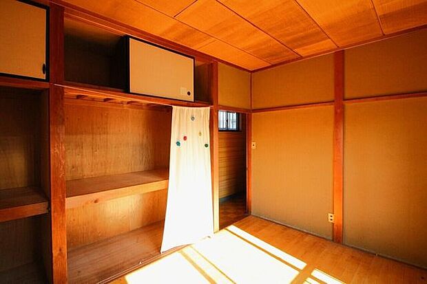 収納スペースもたくさんあるので最小限の家具ですみますね。二面採光からは明るい陽射しがたっぷりと差し込みます。