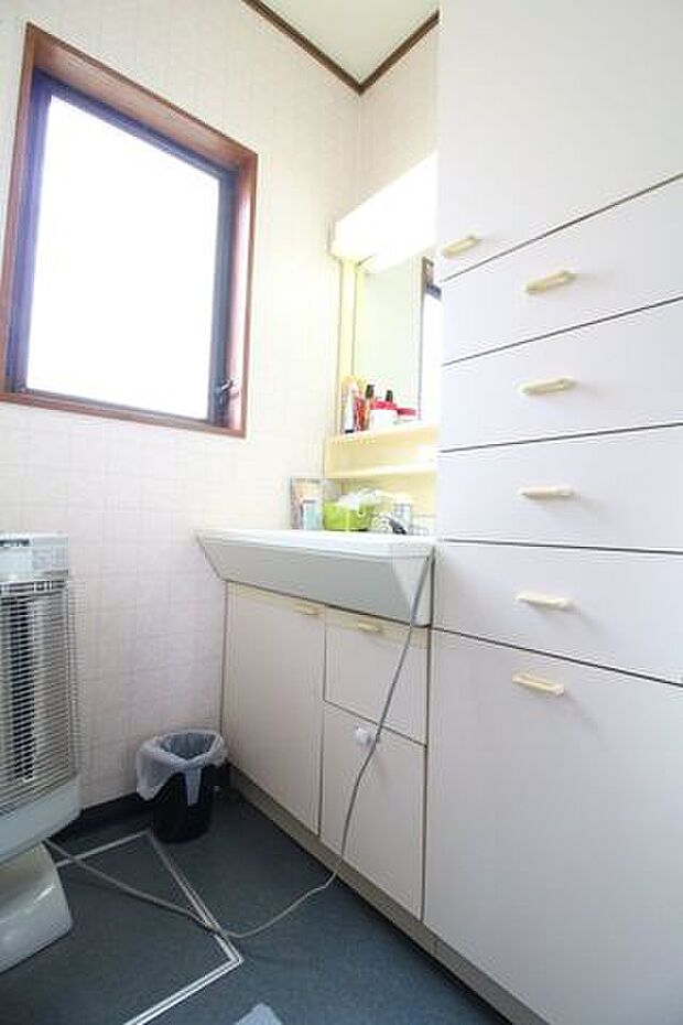洗面台の横にも収納があるので、タオル等も収納することができそうです。散らかりがちな洗面もスッキリしますね。